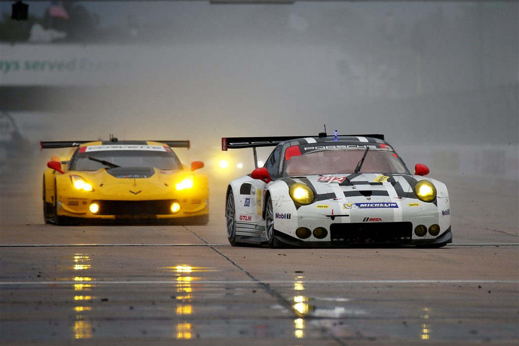 Michael Christensen kæmpede om sejren i 12-timers løbet på Sebring og endte efter et kaotisk race på præmiepodiets tredjeplads.
(Foto: Porsche PR)